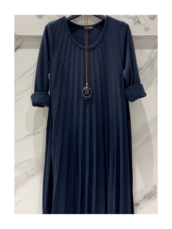 Robe en jersey plissé, décolleté arrond, manches longues, longueur midi et collier.
