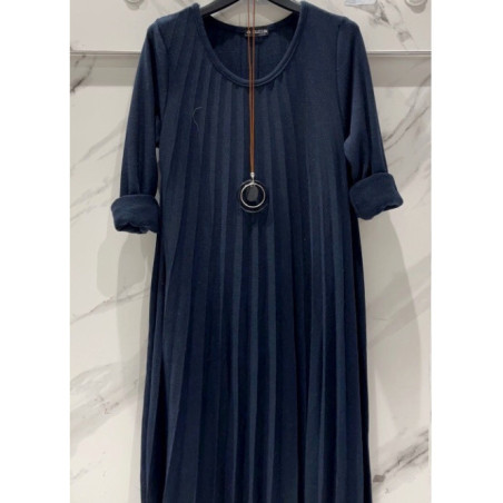 Robe en jersey plissé, décolleté arrond, manches longues, longueur midi et collier.