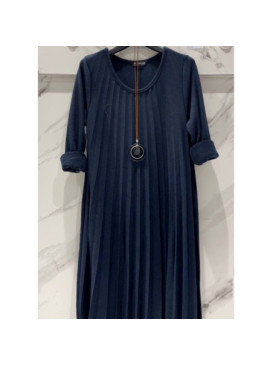 Robe en jersey plissé, décolleté arrond, manches longues, longueur midi et collier.