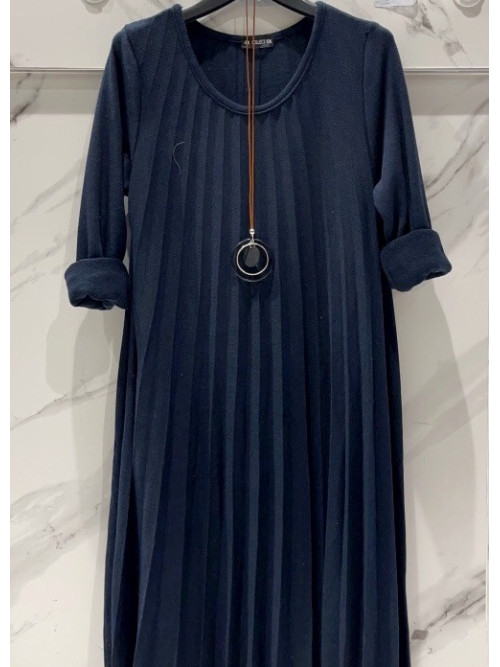 Robe en jersey plissé, décolleté arrond, manches longues, longueur midi et collier. Robe en jersey plissé, décolleté arrond, manches longues, longueur midi et collier.