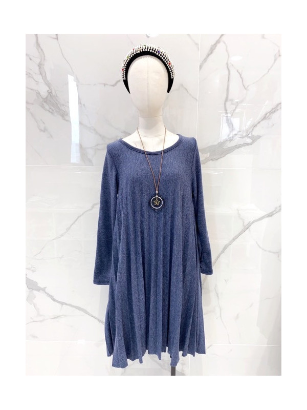 Robe en jersey plissé, décolleté arrond, manches longues, longueur midi et collier.