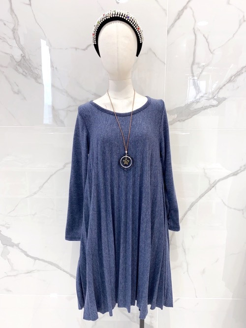 Robe en jersey plissé, décolleté arrond, manches longues, longueur midi et collier. Robe en jersey plissé, décolleté arrond, manches longues, longueur midi et collier.