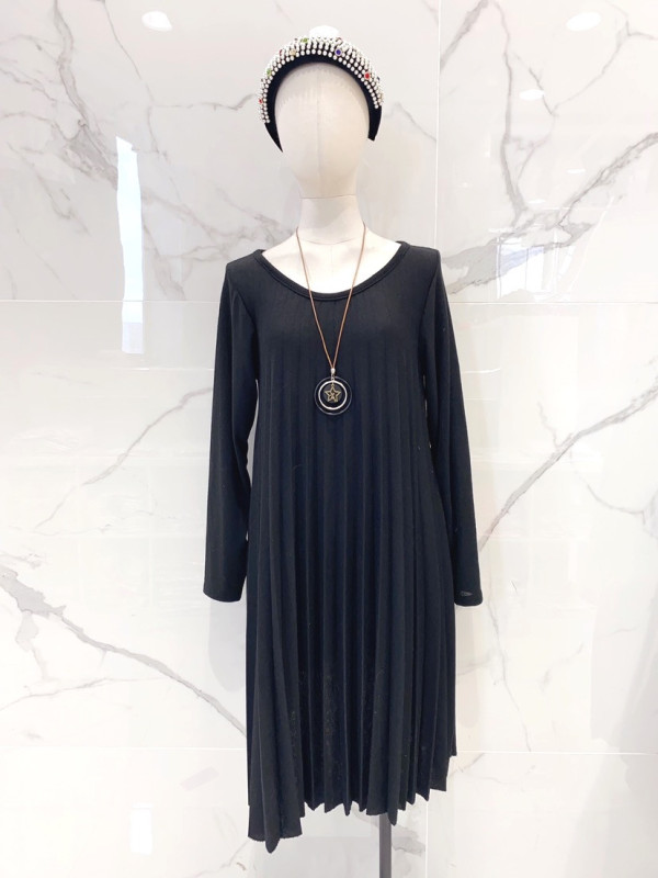 Robe en jersey plissé, décolleté arrond, manches longues, longueur midi et collier.