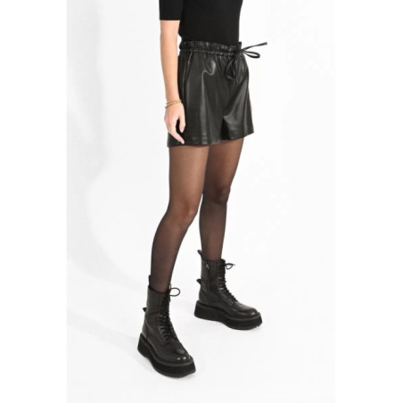 Short noir en cuir vegan
