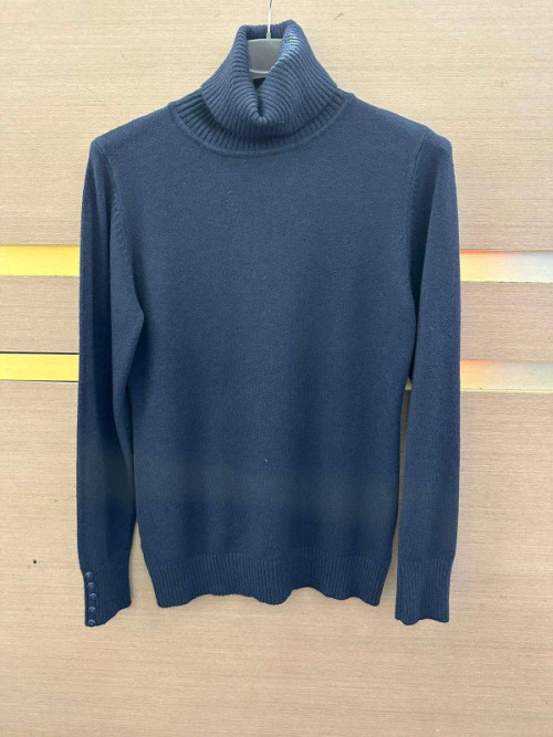 Pull col roulé manches longues avec petits boutons Pull col roulé manches longues avec petits boutons