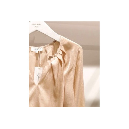 Blouse col V avec plis plats autour de l'encolure et poignets chemisiers
