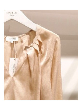 Blouse col V avec plis plats autour de l'encolure et poignets chemisiers