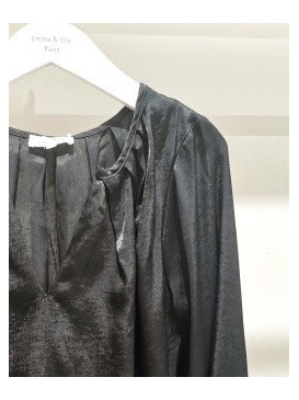 Blouse col V avec plis plats autour de l'encolure et poignets chemisiers