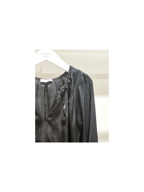 Blouse col V avec plis plats autour de l'encolure et poignets chemisiers Blouse col V avec plis plats autour de l'encolure et poignets chemisiers