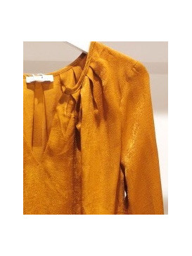 Blouse col V avec plis plats autour de l'encolure et poignets chemisiers