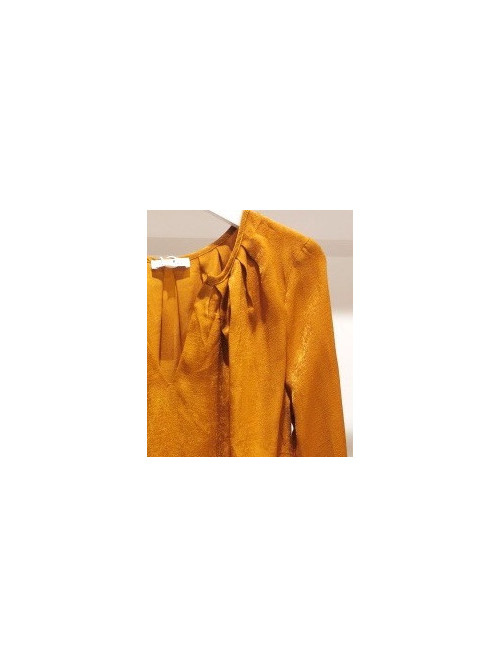 Blouse col V avec plis plats autour de l'encolure et poignets chemisiers Blouse col V avec plis plats autour de l'encolure et poignets chemisiers