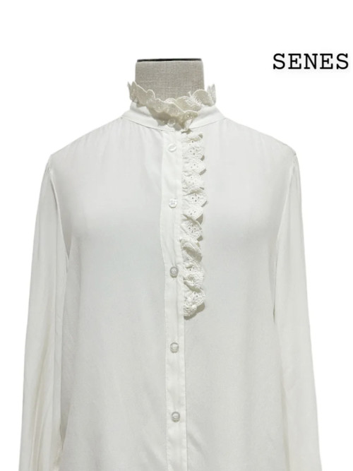 Chemise col droit et patte de boutonnage volantée