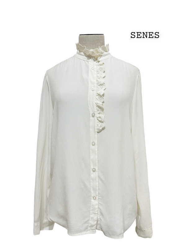 Chemise col droit et patte de boutonnage volantée
