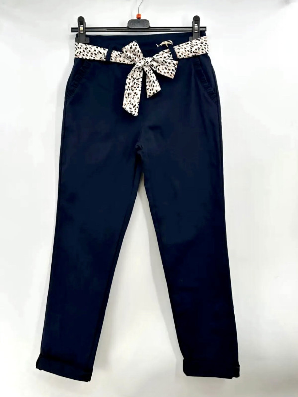 Pantalon slim stretch et bord poches avec un petit volant