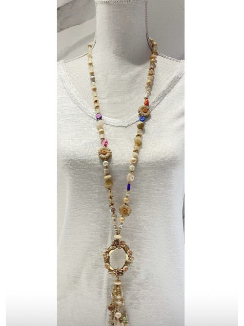 Collier fantaisie avec perles et fleurs