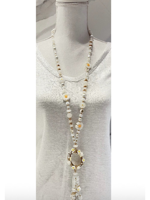 Collier fantaisie avec perles et fleurs