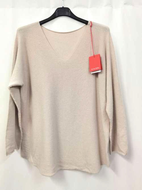 Pull fin col V coupe droite sans laine. Pull fin col V coupe droite sans laine.