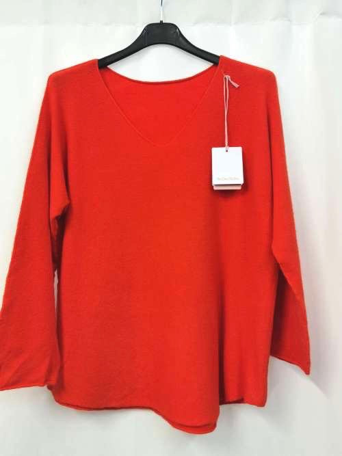 Pull fin col V coupe droite sans laine. Pull fin col V coupe droite sans laine.