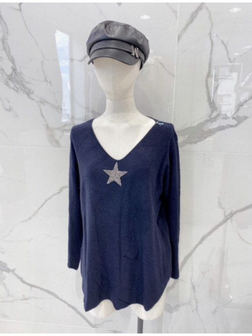 Pull sans laine droit col V avec étoile en paillettes. Pull sans laine droit col V avec étoile en paillettes.