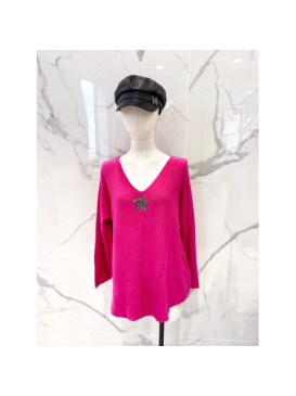Pull sans laine droit col V avec étoile en paillettes.