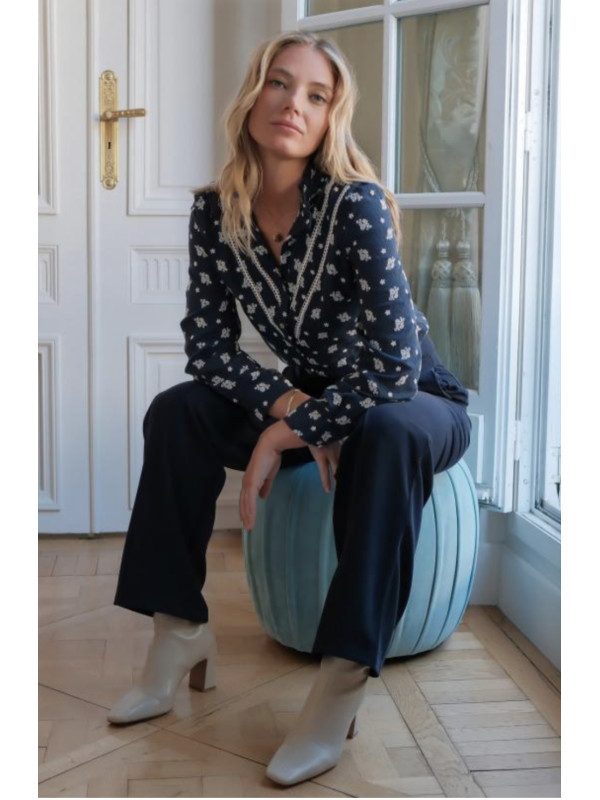 Chemise manches longues unie avec broderies fleurs