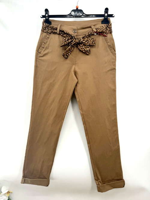 Pantalon slim stretch et bord poches avec un petit volant