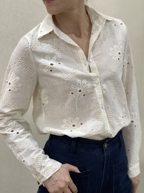 Chemise brodée fleurs et mini sequins dorés manches longues