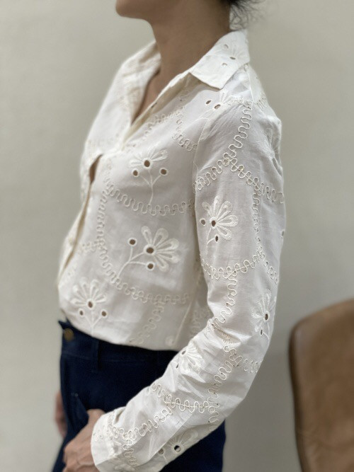 Chemise brodée fleurs et mini sequins dorés manches longues
