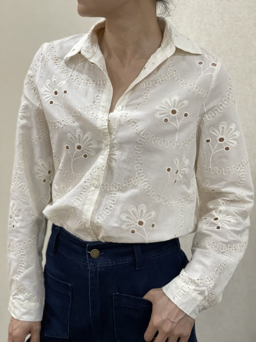 Chemise brodée fleurs et mini sequins dorés manches longues
