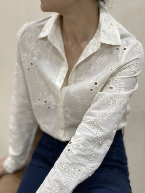 Chemise brodée fleurs et mini sequins dorés manches longues