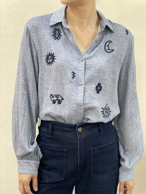 Chemise brodée couleur jean manches longues