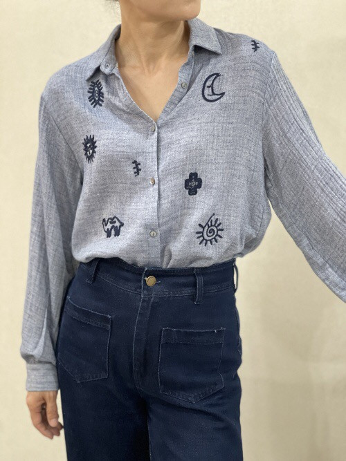 Chemise brodée couleur jean manches longues