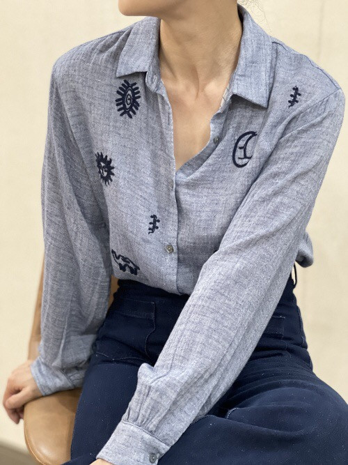 Chemise brodée couleur jean manches longues