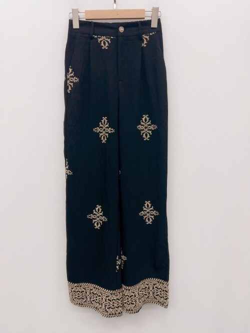 Pantalon motifs brodés