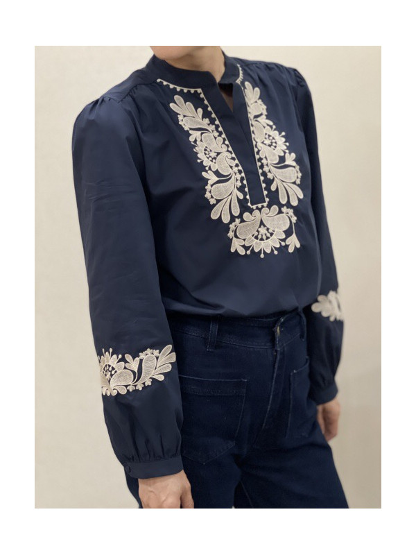 Chemise col officier avec plastron et bas de manches brodées