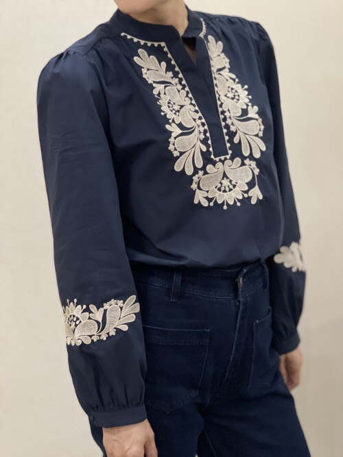 Chemise col officier avec plastron et bas de manches brodées