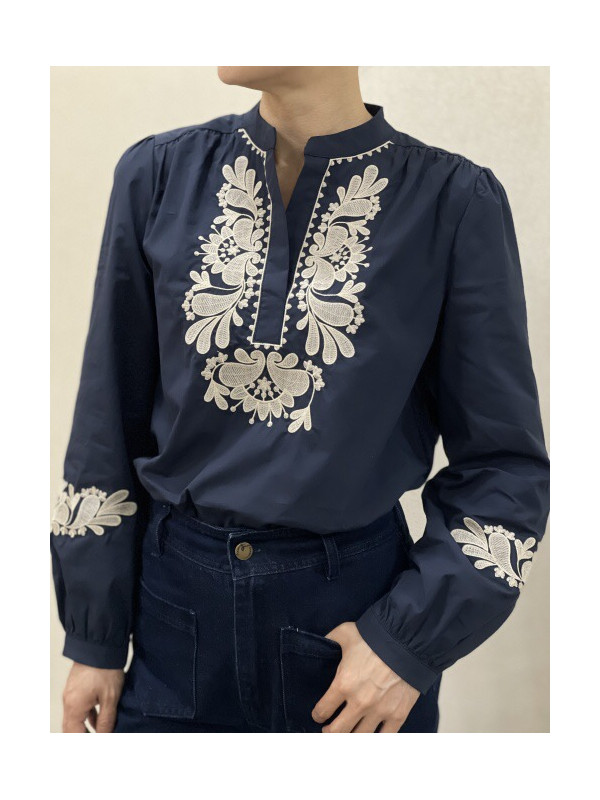 Chemise col officier avec plastron et bas de manches brodées