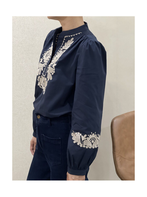 Chemise col officier avec plastron et bas de manches brodées