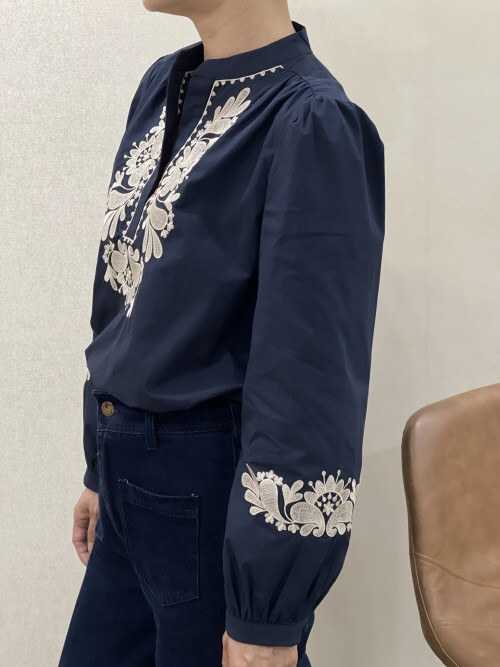 Chemise col officier avec plastron et bas de manches brodées