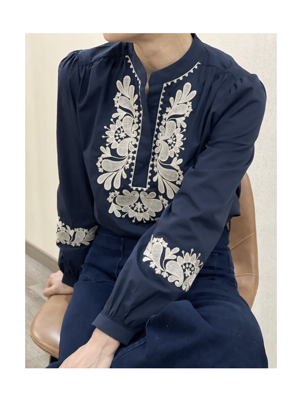Chemise col officier avec plastron et bas de manches brodées