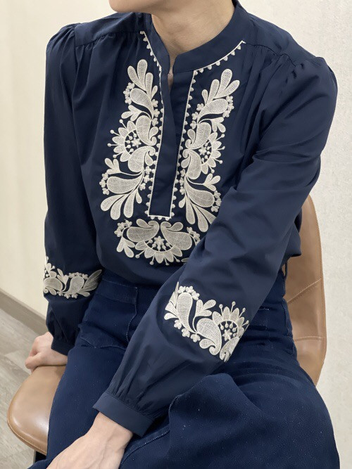 Chemise col officier avec plastron et bas de manches brodées