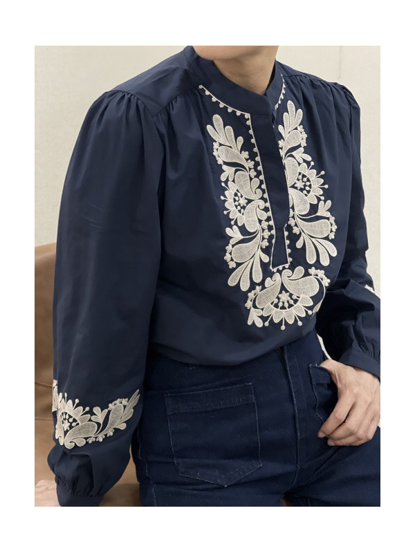 Chemise col officier avec plastron et bas de manches brodées