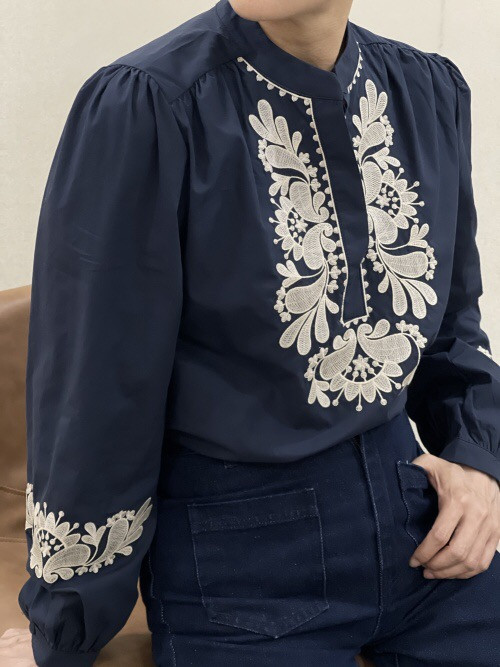 Chemise col officier avec plastron et bas de manches brodées