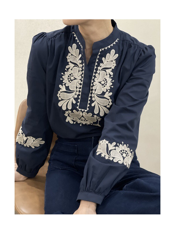 Chemise col officier avec plastron et bas de manches brodées