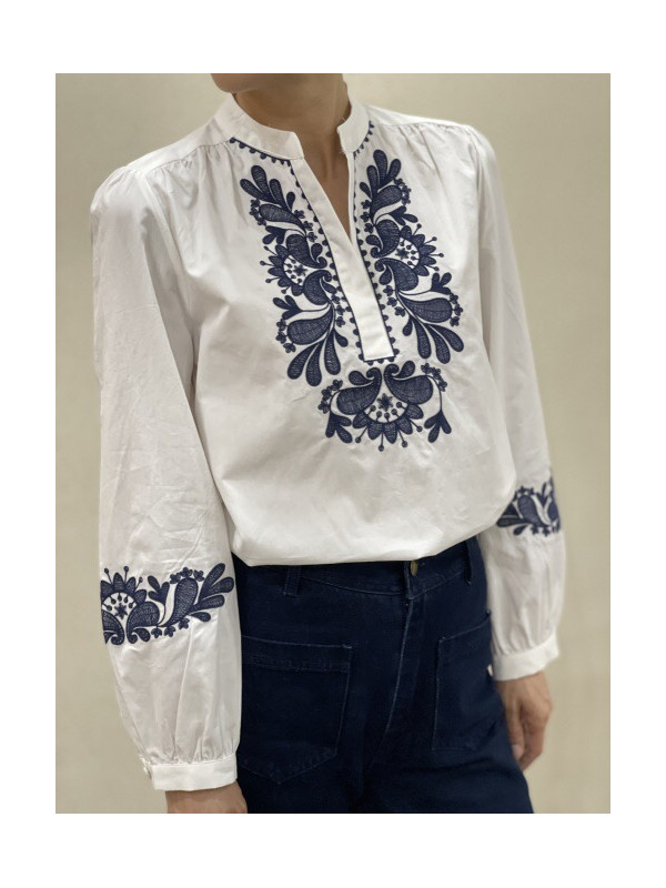 Chemise col officier avec plastron et bas de manches brodées