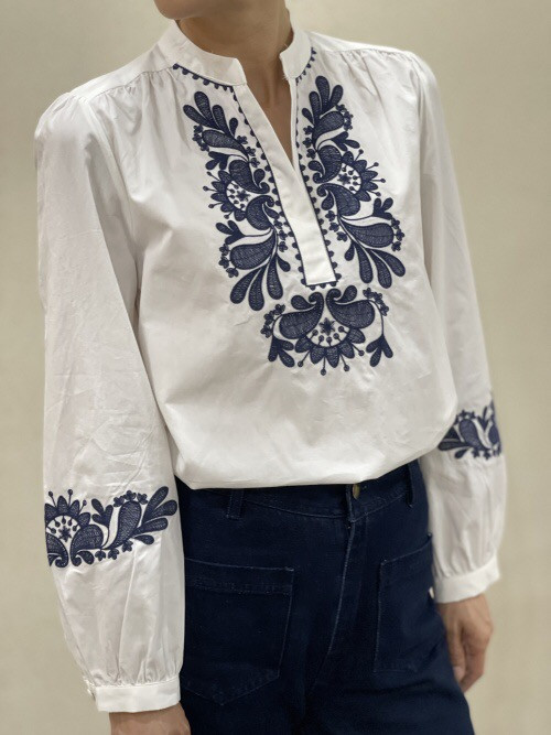 Chemise col officier avec plastron et bas de manches brodées