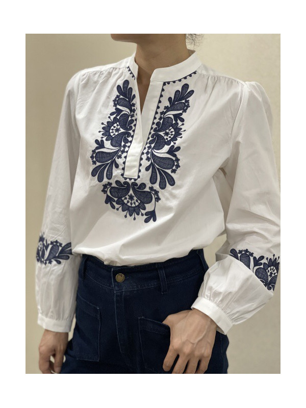 Chemise col officier avec plastron et bas de manches brodées