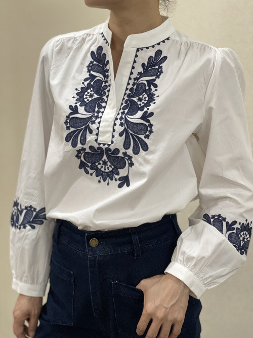 Chemise col officier avec plastron et bas de manches brodées