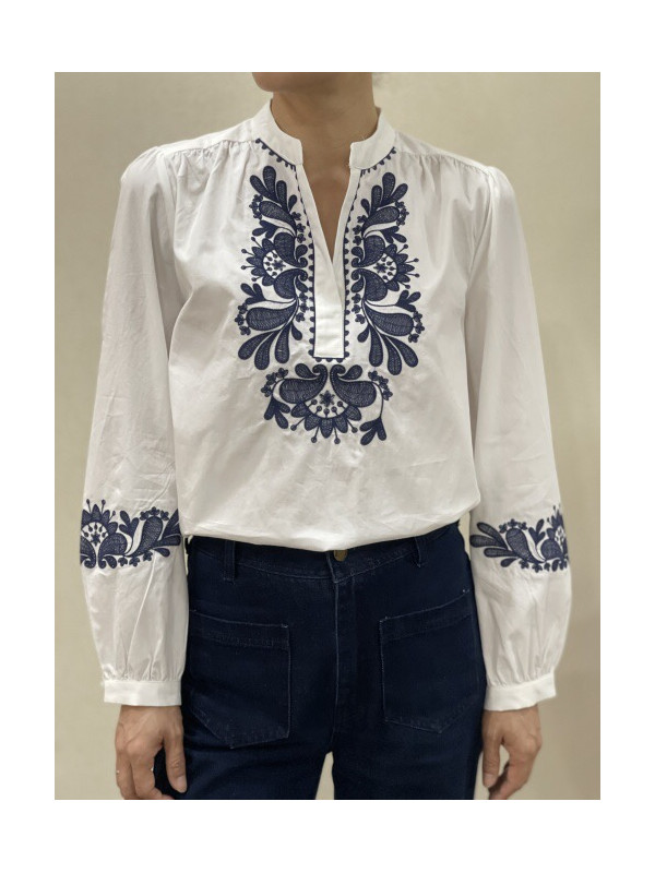Chemise col officier avec plastron et bas de manches brodées