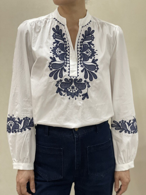 Chemise col officier avec plastron et bas de manches brodées